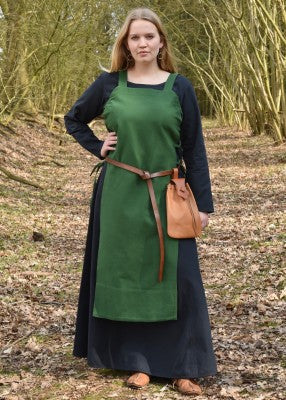 Tablier viking Tinna vert porté sur une robe bleu foncé, avec coupe ouverte et laçage latéral pour reconstitution, GN ou LARP