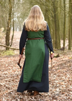 Vue de dos du tablier viking Tinna vert, porté sur une robe bleu foncé avec coupe ouverte