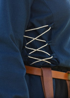 Détail du laçage latéral de la tunique Aila bleue, avec cordon clair croisé à la taille