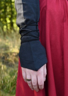 Détail de la manche longue de la tunique Aila noire, avec laçage noir et finition pointue au poignet