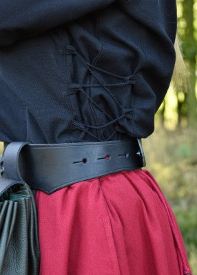 Détail du laçage latéral de la tunique Aila noire, avec cordon noir croisé à la taille