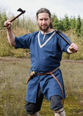 Tunique Ailrik en coton bleu, portée de face avec ceinture et armes en extérieur, pour reconstitution historique, GN ou LARP