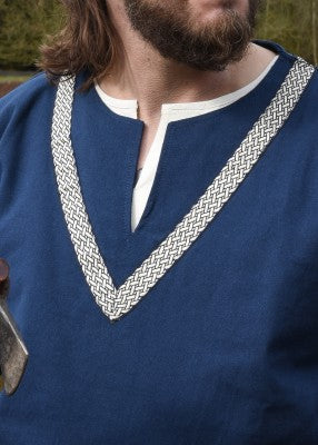 Tunique Ailrik en coton bleu, détail du col fendu avec bordure décorative tressée, pour reconstitution historique, GN ou LARP