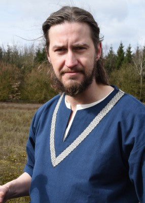 Tunique Ailrik en coton bleu, portrait de face avec col fendu et bordure décorative, pour reconstitution historique, GN ou LARP