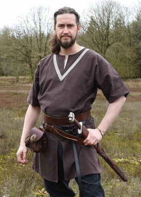 Tunique Ailrik en coton marron, portée de face avec ceinture et épée en extérieur, pour reconstitution historique, GN ou LARP