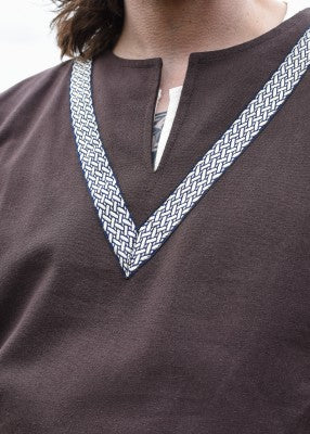 Tunique Ailrik en coton marron, détail du col fendu avec bordure décorative tressée, pour reconstitution historique, GN ou LARP