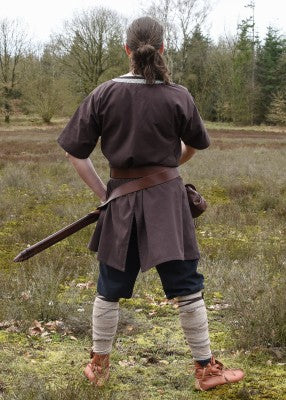 Tunique Ailrik en coton marron, portée de dos avec fente arrière et ceinture visible, pour reconstitution historique, GN ou LARP