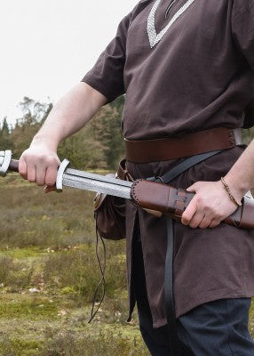 Tunique Ailrik en coton marron, présentée de face sur fond clair avec bordure décorative, pour reconstitution historique, GN ou LARP
