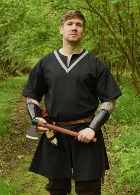 Tunique Ailrik en coton noir, portée de face en extérieur avec ceinture et brassards, pour reconstitution historique, GN ou LARP