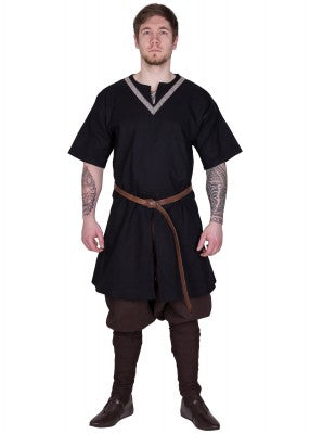 Tunique Ailrik en coton noir, portée de face sur fond clair avec ceinture et coupe longue, pour reconstitution historique, GN ou LARP