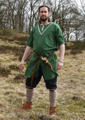 Tunique Ailrik en coton vert, portée de face en extérieur avec ceinture et fourreau, pour reconstitution historique, GN ou LARP