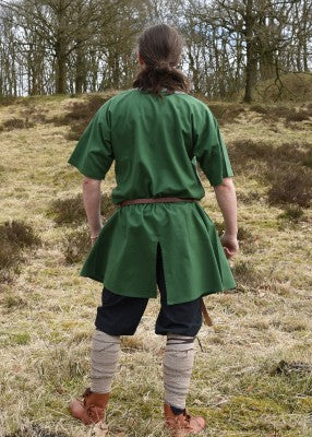 Tunique Ailrik en coton vert, portée de dos avec fente arrière et ceinture visible, pour reconstitution historique, GN ou LARP