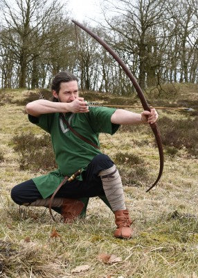 Tunique Ailrik en coton vert, portée en position de tir à l’arc avec ceinture visible, pour reconstitution historique, GN ou LARP