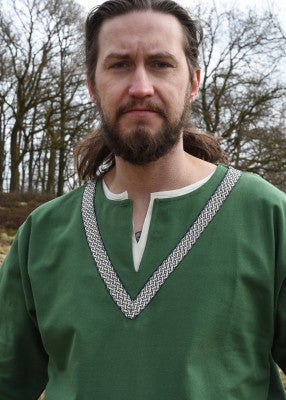 Tunique Ailrik en coton vert, portrait de face avec col fendu et bordure décorative, pour reconstitution historique, GN ou LARP