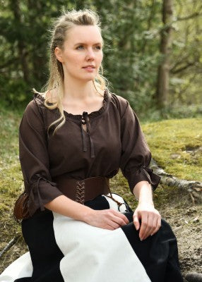 Tunique Birga brune portée assise, avec encolure froncée et manches 3/4