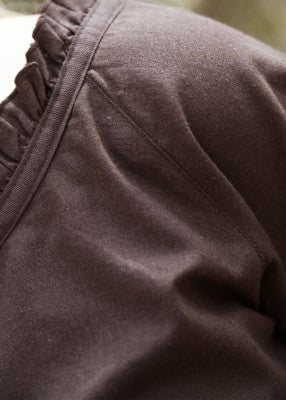 Détail de l’épaule de la tunique Birga brune, avec couture et encolure froncée