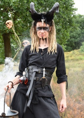 Tunique Birga noire portée avec costume fantasy, avec manches 3/4 et encolure froncée
