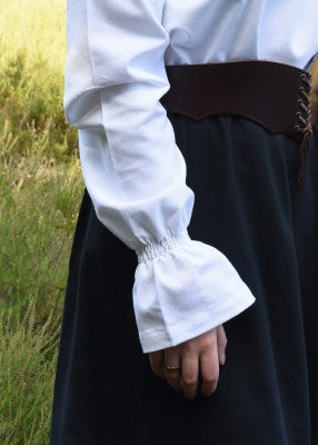 Détail du poignet élastiqué de la tunique Carmen blanche, avec manche bouffante