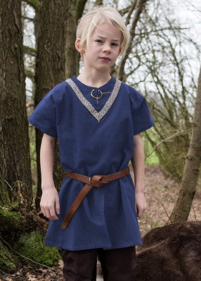 Tunique Ailrik pour enfant en coton bleu, portée de face avec ceinture en extérieur pour reconstitution, GN ou LARP enfant