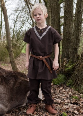 Tunique Ailrik pour enfant en coton marron, portée de face avec ceinture en extérieur pour reconstitution, GN ou LARP enfant