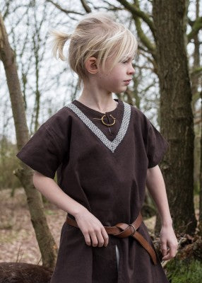 Tunique Ailrik pour enfant en coton marron, portrait de profil avec bordure décorative pour reconstitution, GN ou LARP enfant