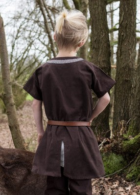 Tunique Ailrik pour enfant en coton marron, portée de dos avec fente au bas et bordure décorative pour reconstitution, GN ou LARP enfant