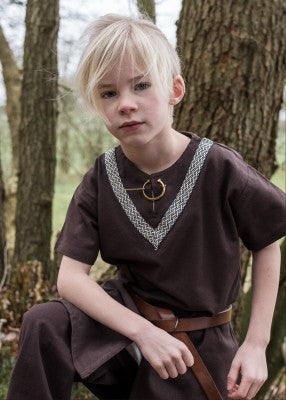 Tunique Ailrik pour enfant en coton marron, portrait assis avec bordure décorative et fibule pour reconstitution, GN ou LARP enfant