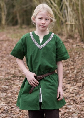 Tunique Ailrik pour enfant en coton vert, portée de face avec ceinture en extérieur pour reconstitution, GN ou LARP enfant