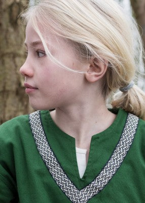 Tunique Ailrik pour enfant en coton vert, portrait de profil avec bordure décorative pour reconstitution, GN ou LARP enfant