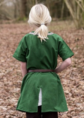 Tunique Ailrik pour enfant en coton vert, portée de dos avec fente au bas et bordure décorative pour reconstitution, GN ou LARP enfant