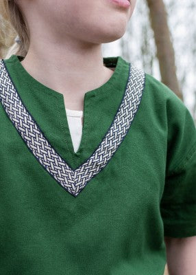 Tunique Ailrik pour enfant en coton vert, détail du col fendu avec bordure décorative pour reconstitution, GN ou LARP enfant