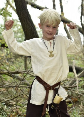 Tunique Arn pour enfant en coton blanc, portrait en extérieur avec col fendu et lien pour reconstitution, GN ou LARP enfant