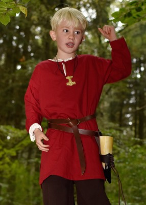 Tunique Arn pour enfant en coton rouge, portrait en extérieur avec ceinture et pendentif pour reconstitution, GN ou LARP enfant