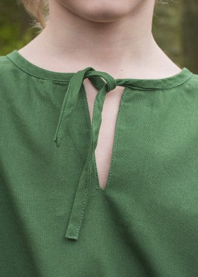 Tunique Arn pour enfant en coton vert, détail du col fendu avec lien de fermeture pour reconstitution, GN ou LARP enfant