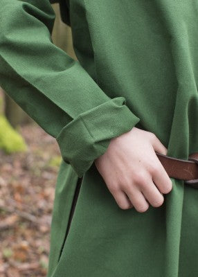 Tunique Arn pour enfant en coton vert, détail de la manche et de la fente latérale pour reconstitution, GN ou LARP enfant