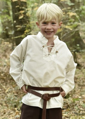 Tunique Colin à lacets pour enfant en coton blanc, portée de face avec ceinture marron pour reconstitution, GN ou LARP enfant