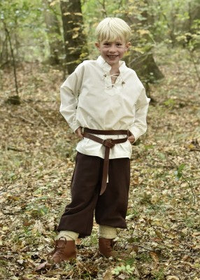 Tunique Colin à lacets pour enfant en coton blanc, portée en pied en extérieur avec ceinture pour reconstitution, GN ou LARP enfant