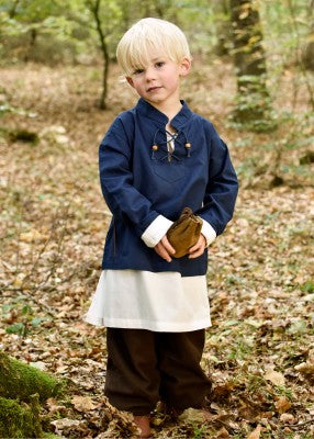 Tunique Colin à lacets pour enfant en coton bleu, portée de face en forêt avec bourse pour reconstitution, GN ou LARP enfant