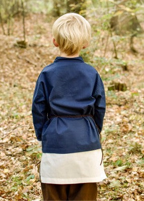 Tunique Colin à lacets pour enfant en coton bleu, portée de dos en forêt avec ceinture pour reconstitution, GN ou LARP enfant