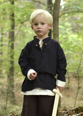 Tunique Colin à lacets pour enfant en coton noir, portée de face en forêt avec épée pour reconstitution, GN ou LARP enfant