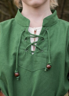 Tunique Colin à lacets pour enfant en coton vert, détail du col montant lacé avec perles pour reconstitution, GN ou LARP enfant