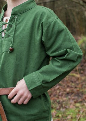 Tunique Colin à lacets pour enfant en coton vert, détail de la manche longue et du tissu pour reconstitution, GN ou LARP enfant