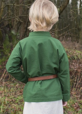 Tunique Colin à lacets pour enfant en coton vert, portée de dos avec ceinture en extérieur pour reconstitution, GN ou LARP enfant