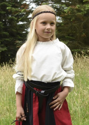Tunique Helena pour enfant en coton blanc, portée de face en extérieur avec ceinture pour reconstitution, GN ou LARP enfant