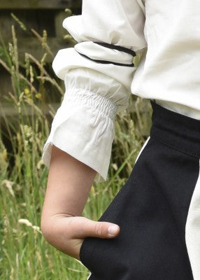 Tunique Helena pour enfant en coton blanc, détail du poignet élastiqué et de la manche pour reconstitution, GN ou LARP enfant