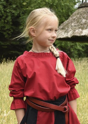 Tunique Helena pour enfant en coton rouge, portrait en extérieur avec encolure froncée pour reconstitution, GN ou LARP enfant