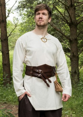 Tunique médiévale Gunther écru portée de face, coton léger, coupe droite ample et encolure ronde fendue