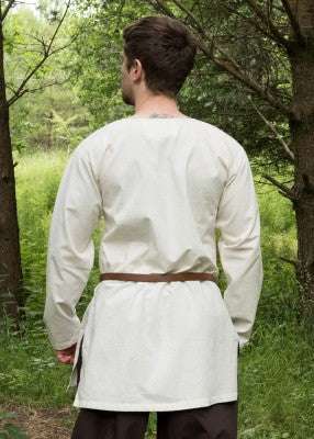 Vue arrière de la tunique médiévale Gunther écru portée, coupe droite fluide et longueur adaptée à la marche