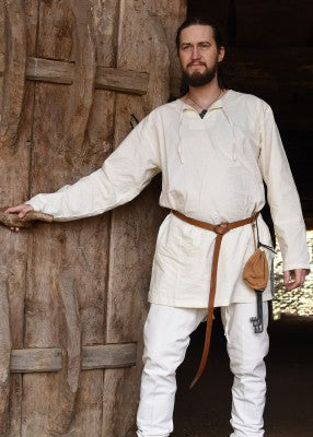 Détail de la tunique médiévale Gunther écru portée, coton léger et coupe droite offrant aisance et confort