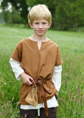 Tunique Linus à manches courtes pour enfant en coton marron, portée de face avec sous-tunique pour reconstitution, GN ou LARP enfant